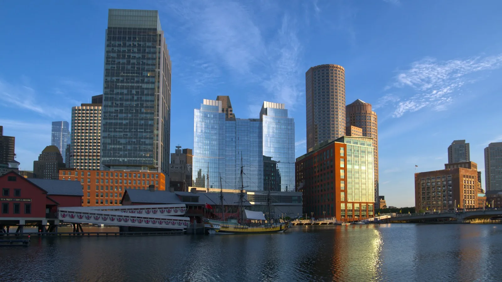 Gratte-ciel et bâtiments historiques du front de mer de Boston