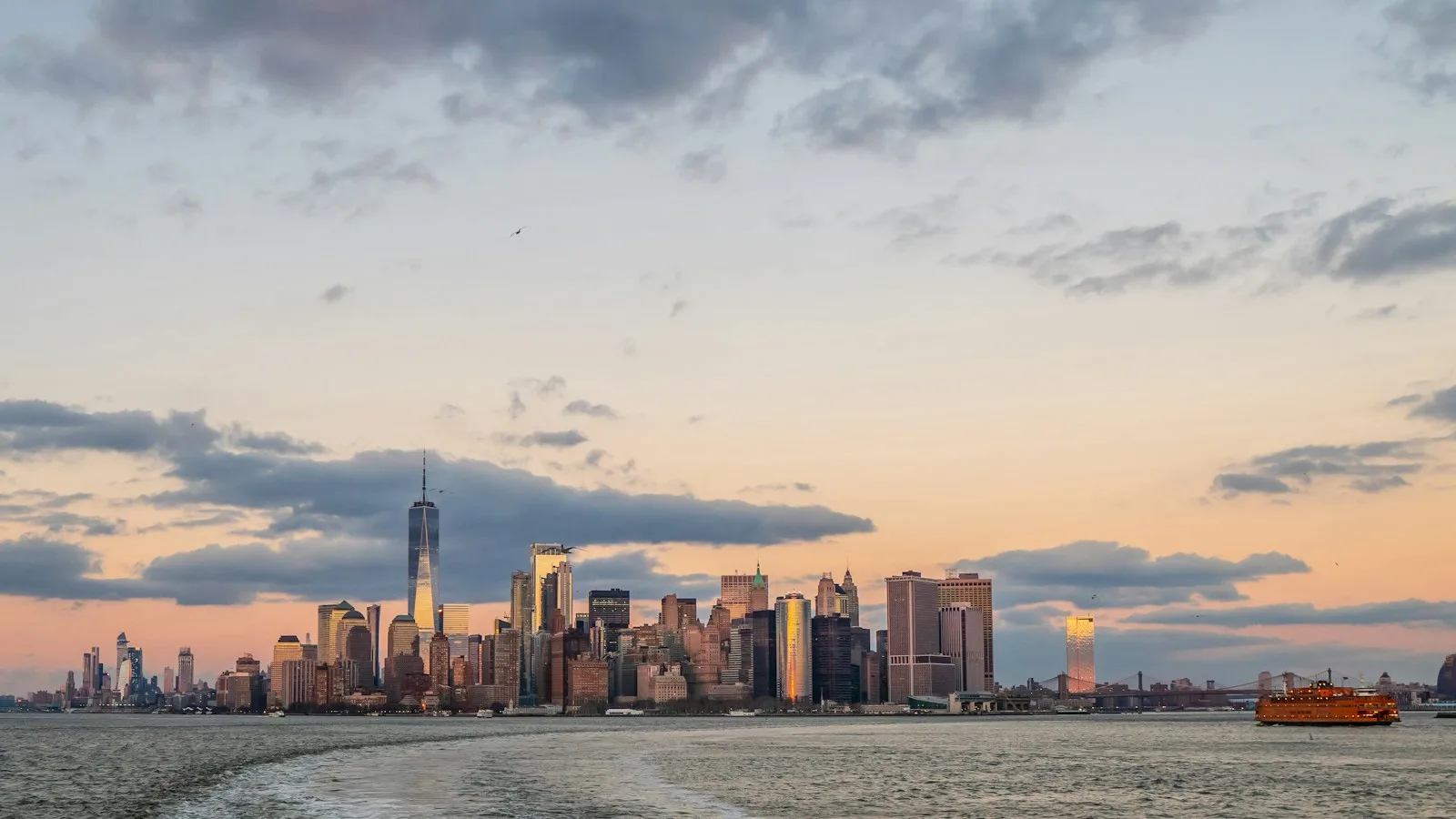 Skyline de Manhattan vue depuis l'eau en fin de journée