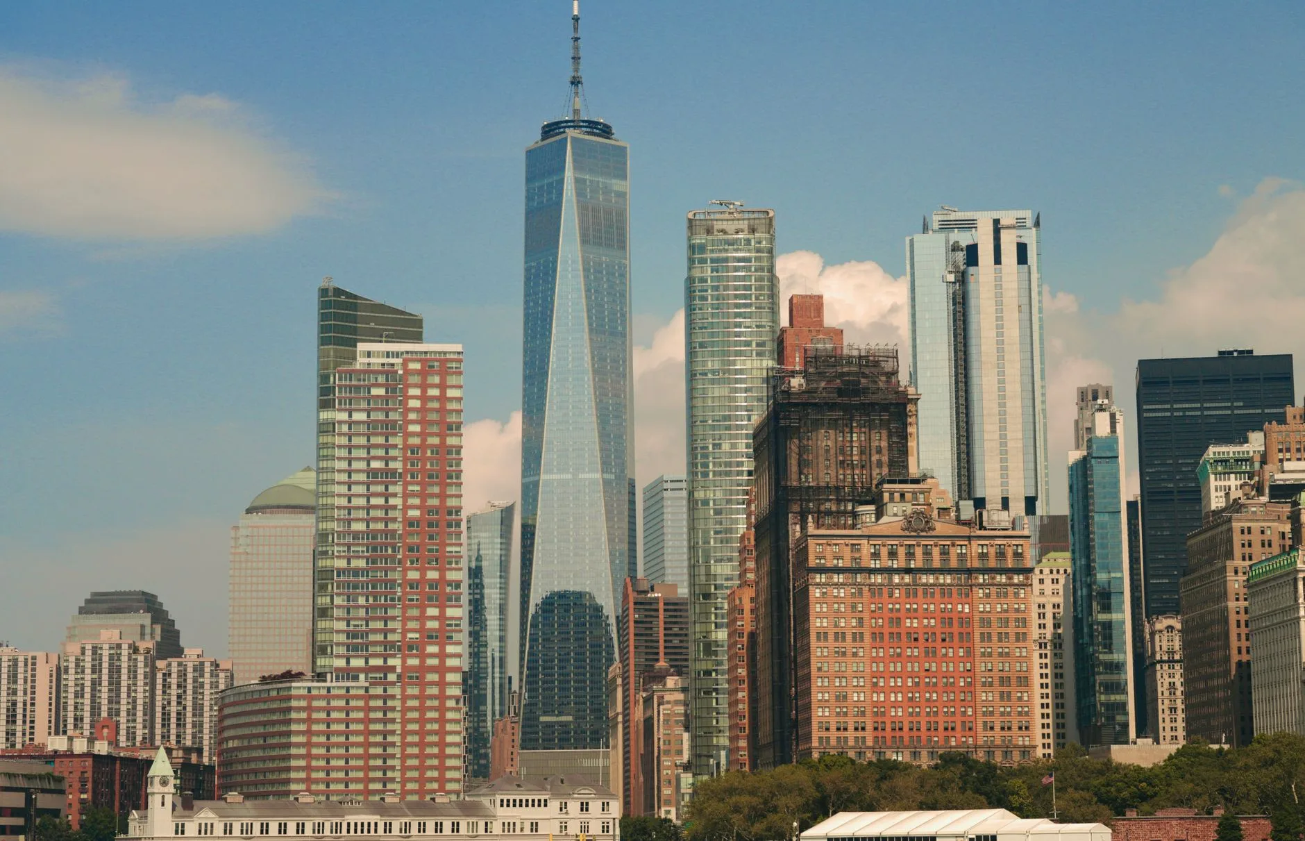 Les gratte-ciel de Manhattan vus depuis un quartier résidentiel de New York